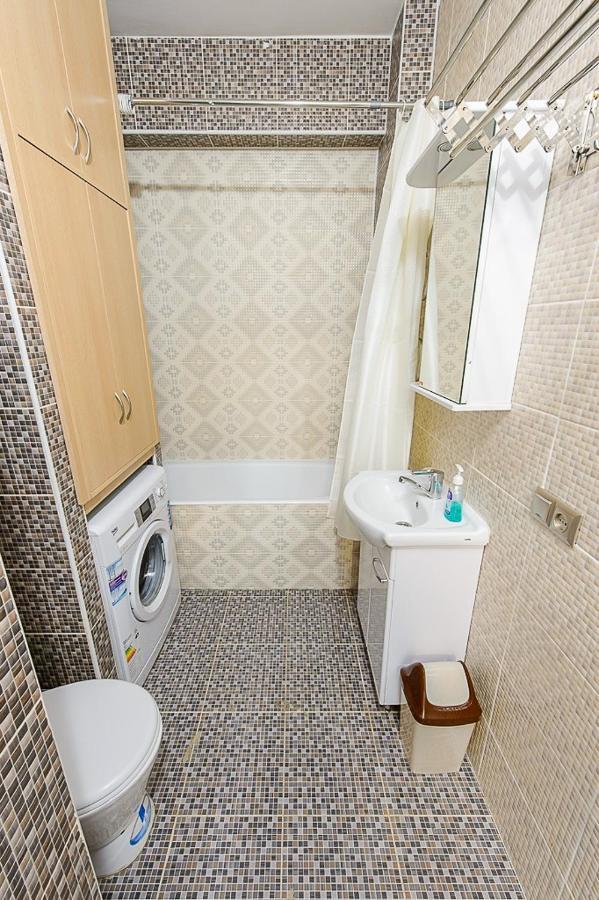 Apartment Оn Makatayeva 5 B Almaty Eksteriør bilde